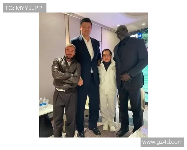 姚明与尤纳斯深情拥抱展现篮球友谊与合作精神的温暖瞬间